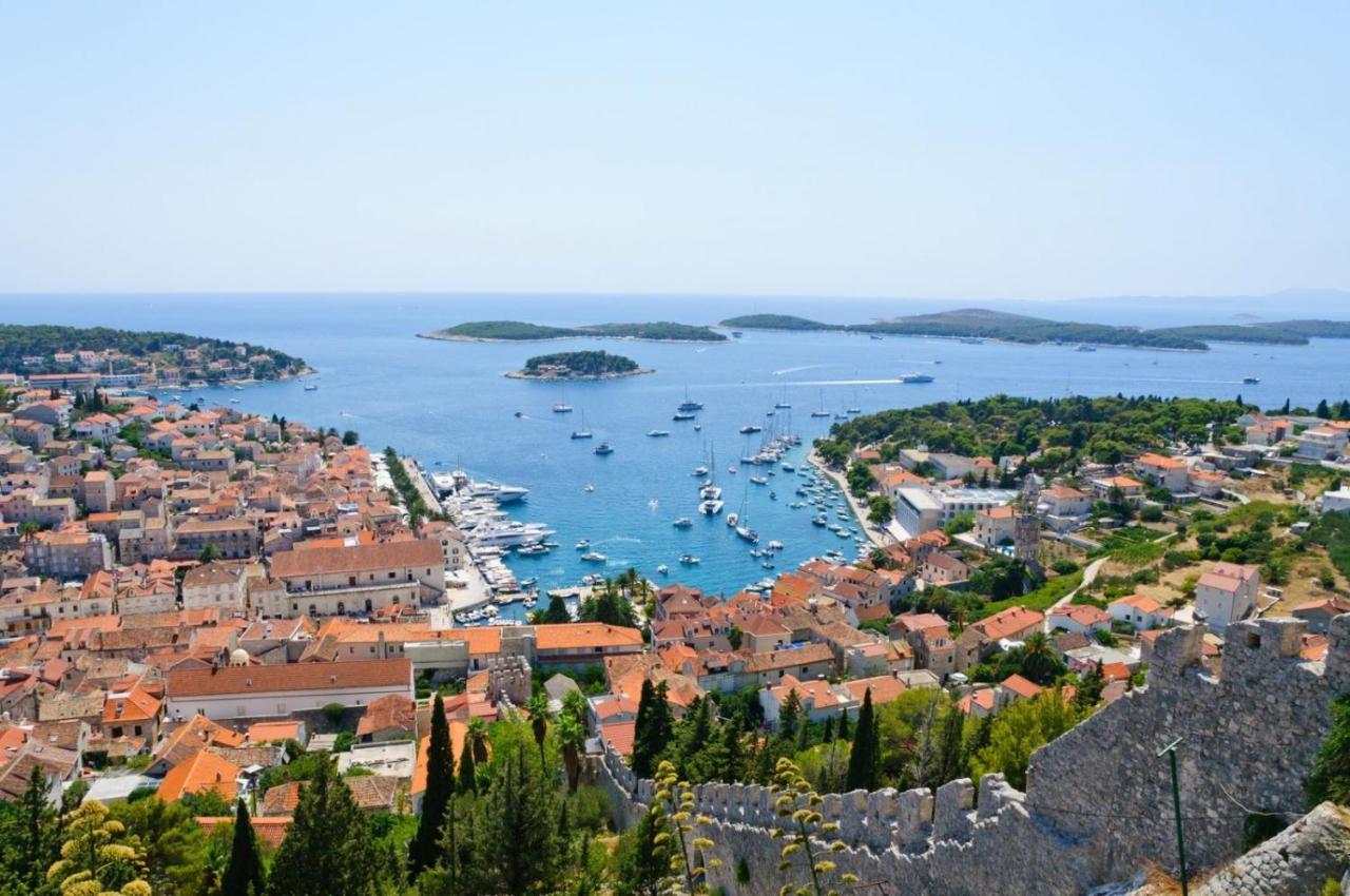 Hvar *